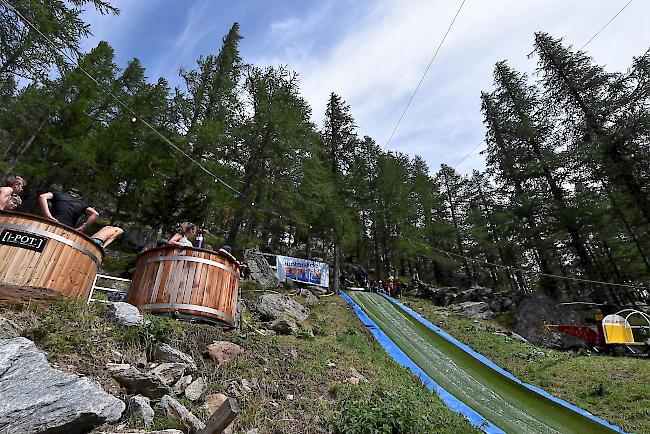 Jubiläumsausgabe des Waterslide Contest in Simplon Dorf. 