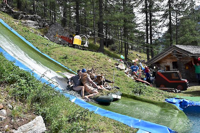 Jubiläumsausgabe des Waterslide Contest in Simplon Dorf. 