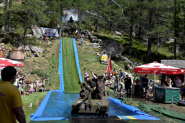 Jubiläumsausgabe des Waterslide Contest in Simplon Dorf. 