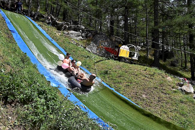 Jubiläumsausgabe des Waterslide Contest in Simplon Dorf. 