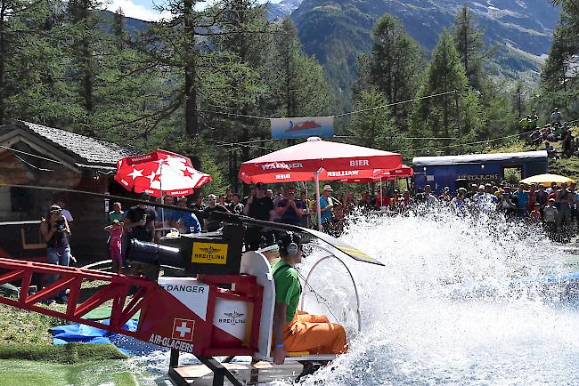 Jubiläumsausgabe des Waterslide Contest in Simplon Dorf. 