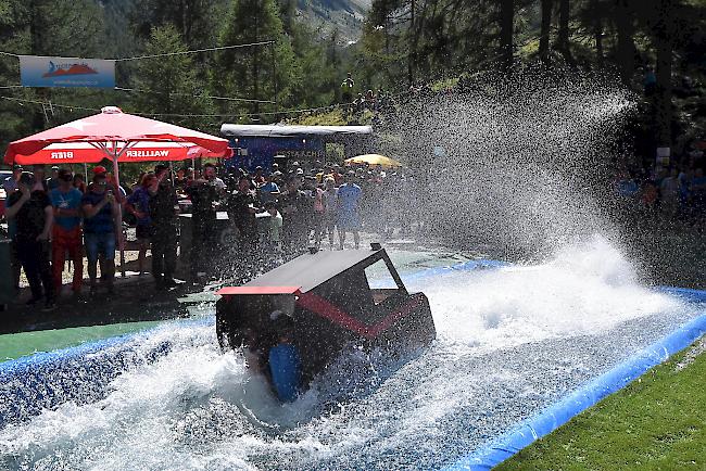 Jubiläumsausgabe des Waterslide Contest in Simplon Dorf. 