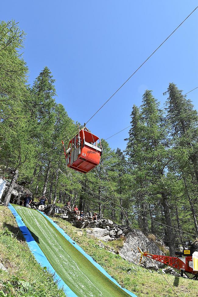 Jubiläumsausgabe des Waterslide Contest in Simplon Dorf. 