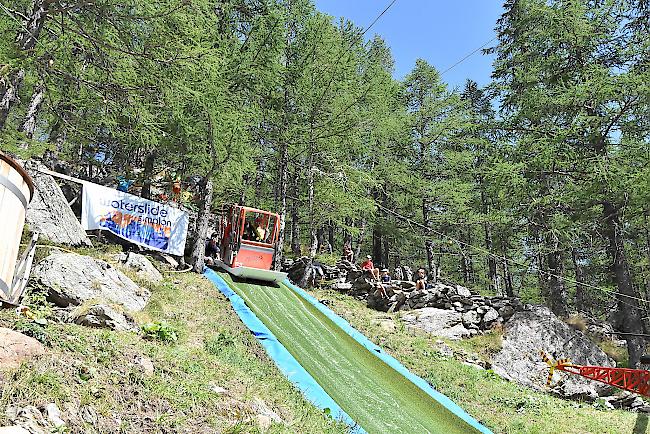 Jubiläumsausgabe des Waterslide Contest in Simplon Dorf. 