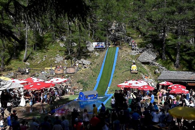 Jubiläumsausgabe des Waterslide Contest in Simplon Dorf. 