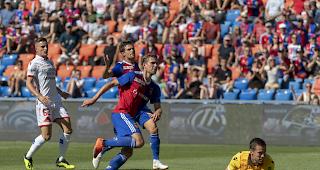 Basels Torsch&uuml;tze Fabian Frei bezwingt Sittens Torh&uuml;ter Kevin Fickentscher. 