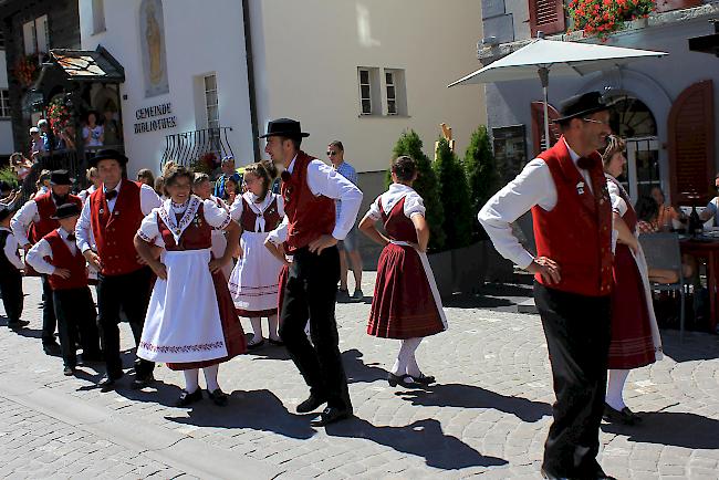 Die Trachtentanzgruppe «Stadlä» aus dem Goms. 