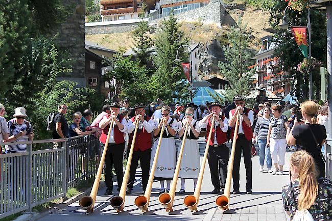 Eine Formation der Alphornbläser- und Fahnenschwingervereinigung Oberwallis. 