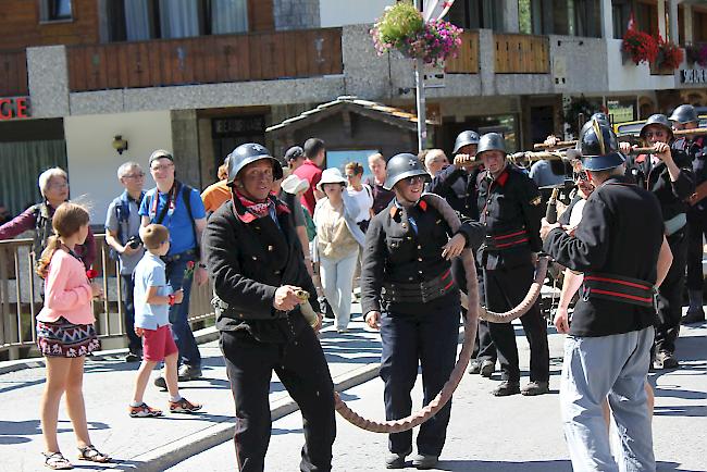 «Die Alte Feuerwehr» sorgt während des Umzugs für Abkühlung. 