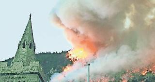 13. August 2003. Der Wald oberhalb von Leuk-Stadt steht in Flammen, Brandstiftung wurde ein Jahr sp&auml;ter als Ursache festgestellt.