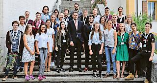 Volksnah. Staatssekret&auml;r Roberto Balzaretti mit den jungen Auslandschweizern vor der Visper St. Martinskirche. Foto WB