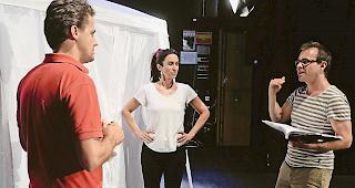 Proben. Bariton Andreas Beinhauer, die Walliser Sopranistin Carole Rey und Regisseur Andreas Rosar (von links) am Proben.Foto zvg