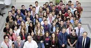 Die neuen Lernenden der Walliser Kantonsverwaltung mit Gilbert Briand, Dienstchef der Dienststelle f&uuml;r Personalmanagement und Rafael
Weissbrodt, ASA Spezialist (rechts) sowie Victor Carchedi, Kantonaler Inspektor,&nbsp; mit Nathalie Senggen Clausen und Guillaume Rouiller,&nbsp;Verantwortliche f&uuml;r die Ausbildung der Lernenden (links).&nbsp;&nbsp;