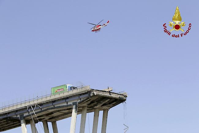 Einsatzkräfte haben am Donnerstagabend die auf den Resten der Brücke noch stehenden Fahrzeuge geborgen.