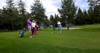 F&uuml;rs Seniorenzentrum Naters. Golf spielen auf der Riederalp.  