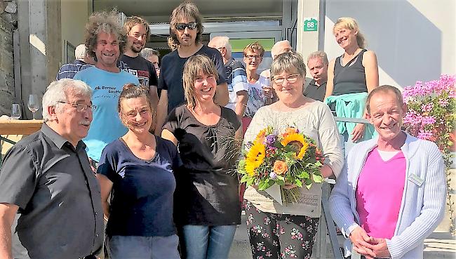 Blumen und Beifall zum Abschied: Dorfladenleiterin Margrit Zemp mit Nachfolgerin Michela Caldana Mathieu und den Mitarbeitenden Pierre-André Dubulluit und Franziska Wetli.