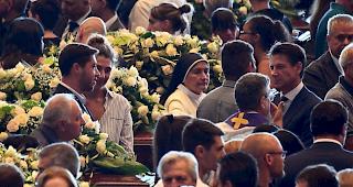Tausende Menschen dr&auml;ngten sich in der Messehalle von Genua.