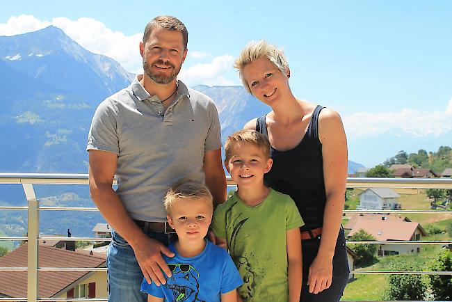 Patrick, Max, Leo und Katja vor ihrem Wohnhaus in Erschmatt.