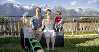Michael, Sebastian, Lydia und Elia entspannen in ihrem Garten in Unterb&auml;ch.