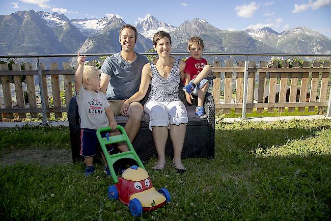 Michael, Sebastian, Lydia und Elia entspannen in ihrem Garten in Unterbäch.