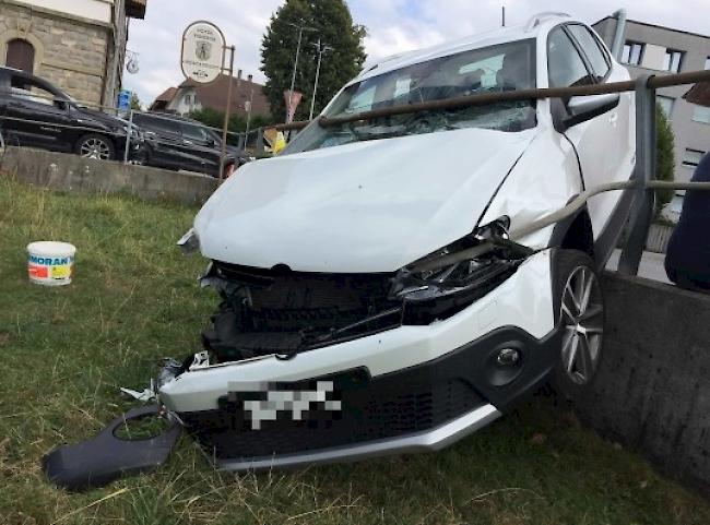 Eine junge Automobilistin hat einen unglücklichen Unfall gebaut.