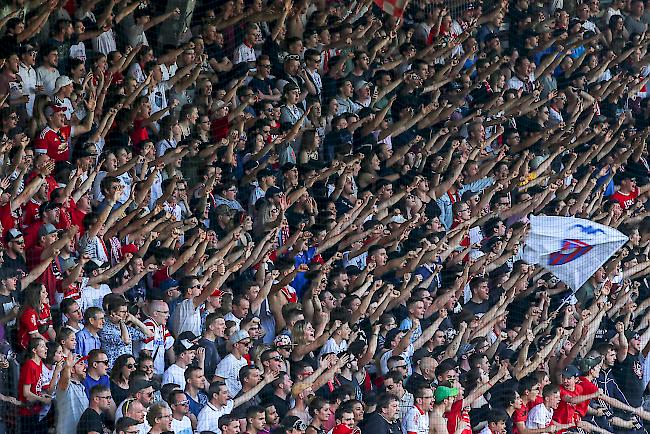 Der Kanton Wallis rückt vom «Good-Hosting Konzept» ab und will Fans im Tourbillon im Kop Nord und im Gästesektor wieder strenger kontrollieren. (Symbolbild).