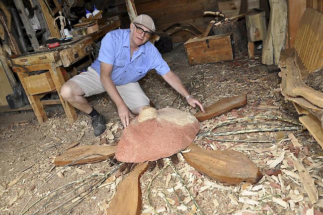 Erschaffer. Künstler Leander Locher in seinem Atelier in Mühlebach: Er bearbeitet die liegende Blume, den einen Teil seiner Installation.