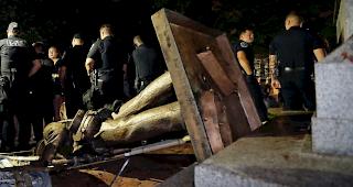 "Silent Sam" ist gest&uuml;rzt worden.