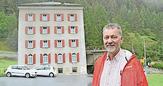 Randas Gemeindepr&auml;sident Daniel Roten beim zum Verkauf stehenden Haus &laquo;Maria am Weg&raquo;.