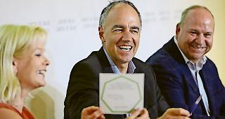 Selbstversuch. Bildungsdirektor Christophe Darbellay (Mitte) hat sichtlich Spass beim Lesetest von Val&eacute;rie Marty, Direktorin des &shy;Vereins &laquo;Lire & Ecrire&raquo;. Claude Pottier, Chef der Dienststelle f&uuml;r Berufsbildung, schaut am&uuml;siert zu.