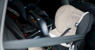 Das Baby sass noch immer angeschnallt im Kindersitz. (Symbolbild)