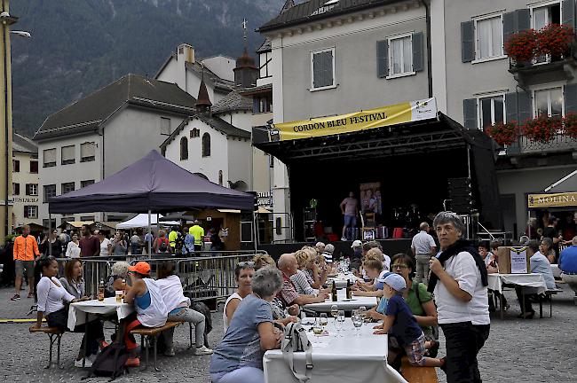 Stimmung am späten Freitagnachmittag auf dem Stadtplatz.