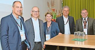 Infrastrukturen bereitstellen. Die Referenten Andreas Sch&ouml;nenberger, CEO von Salt, David Bosshart, CEO Gottlieb  Duttweiler Institut, Nationalr&auml;tin Viola Amherd und die Veranstalter Franz Stampfli, openaxs, und Martin Nanzer, DANET  Oberwallis AG (von links).Foto wb