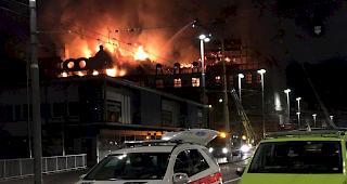 Neben dem Z&uuml;rcher Hauptbahnhof ist am fr&uuml;hen Samstagmorgen ein Gesch&auml;ftsgeb&auml;ude in Brand geraten.