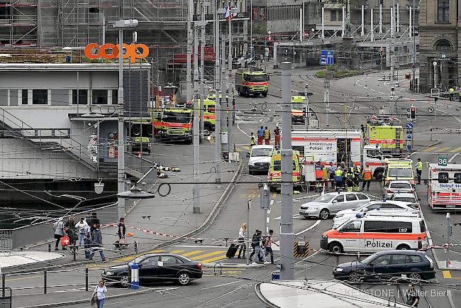 Neben dem Zürcher Hauptbahnhof ist am frühen Samstagmorgen ein Geschäftsgebäude in Brand geraten.