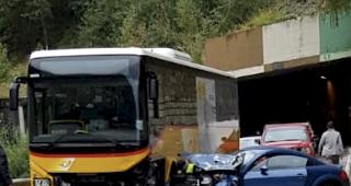 Am Samstagnachmittag ist es auf der Saastalstrasse bei Eisten zu einem Zusammenstoss zwischen einem Postauto und einem Personenwagen gekommen.