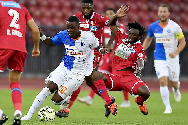 Xavier Kouassi (rechts) hält zwar Aimery Pinga in Schach, Sitten hingegen GC nicht.