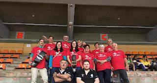 Die beiden Wettk&auml;mpfer und ihr Support in Langnau.