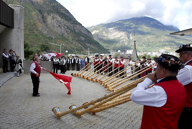 Die Alphornbläser und Fahnenschwinger machten den Festauftakt vor der Laldner Dorfkirche, wo anchliessend die Jodlermesse gefeiert wurde.   