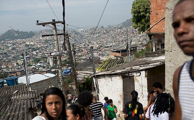 Bei einer Serie von Razzien sind in Brasilien Hunderte Menschen im Zusammenhang mit Gewalt gegen Frauen festgenommen worden.