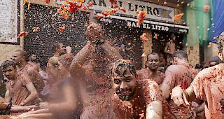 Tradition. &laquo;La Tomatina&raquo; fand erstmals in den 1940er Jahren statt.
