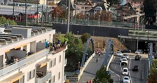Gl&uuml;ck im Ungl&uuml;ck. Am Mittwochnachmittag riss der starke Wind einen Teilst&uuml;ck eines Balkongel&auml;nders einer Natischer Attikawohnung aus der Verankerung. Verletzt wurde niemand.
