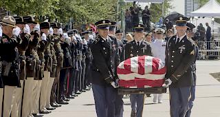 Letzte Ehre. In Arizona fand am Mittwoch die Trauefeier f&uuml;r den am Samstag verstorbenen Senator John McCain statt.