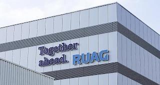 R&uuml;stungsg&uuml;ter. Die Ruag macht 41 Prozent ihres Umsatzes mit R&uuml;stungsg&uuml;tern. Das Schweizer Verteidigungsministerium VBS ist dabei der gr&ouml;sste Kunde.