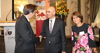 75 Jahre. Nationalrat und SAB-Direktor Thomas Egger begr&uuml;sst Bundespr&auml;sident Alain Berset, der der Jubil&auml;umsfeier in Bern als Festredner beiwohnte.