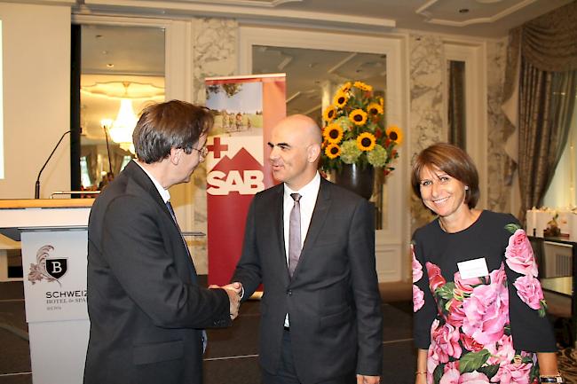 75 Jahre. Nationalrat und SAB-Direktor Thomas Egger begrüsst Bundespräsident Alain Berset, der der Jubiläumsfeier in Bern als Festredner beiwohnte.