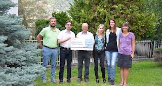 Der Vorstand des Vereins Pflegefamilien Oberwallis mit dem Pr&auml;sidenten der Stiftung &laquo;Oberwallis f&uuml;r Kinder unserer Welt&raquo;, Josef Fux, in seiner Mitte, freut sich &uuml;ber die Spende.