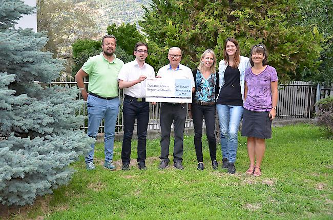 Der Vorstand des Vereins Pflegefamilien Oberwallis mit dem Präsidenten der Stiftung «Oberwallis für Kinder unserer Welt», Josef Fux, in seiner Mitte, freut sich über die Spende.