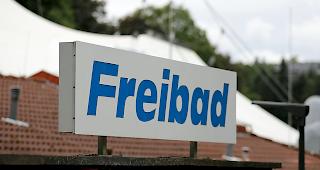 Das Schild Freibad h&auml;ngt am Eingang des Parkbades. Auf dem Weg nach Hause nach einem Freibadbesuch sollen mehrere Jungen eine 13-J&auml;hrige in einen Wald gezerrt und missbraucht haben.