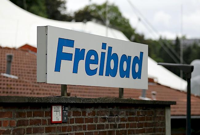 Das Schild Freibad hängt am Eingang des Parkbades. Auf dem Weg nach Hause nach einem Freibadbesuch sollen mehrere Jungen eine 13-Jährige in einen Wald gezerrt und missbraucht haben.